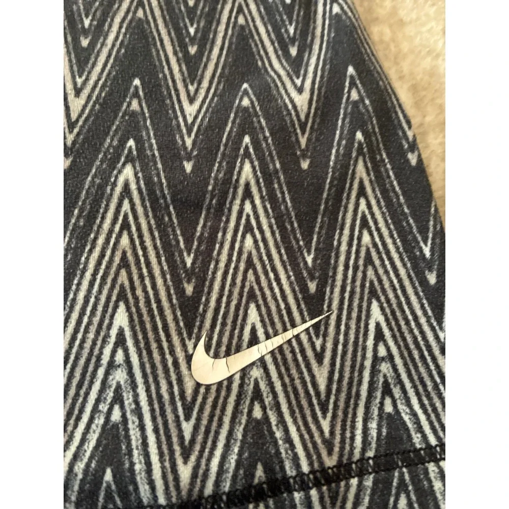 Nike Dri-FIT Racerback Tank Top Black White Chevron Zigzag Athletic Small - Picture 2 of 4